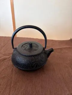 南部鉄器 鉄瓶 平丸型 霰文様 伝統工芸品 - メルカリ