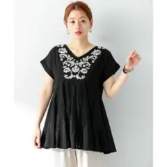 アーバンリサーチ　Vネックエアリーコットンエンブロイダリーブラウス