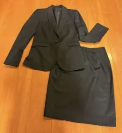ダークグレー（チェックあり）スカートスーツ