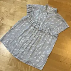 ルーニィ　LOUNIE 半袖　ブラウス　フリル　フレンチスリーブ　総柄　Mサイズのサムネイル