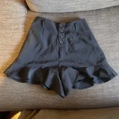 フリル付き黒ショートパンツ