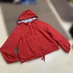 赤のマウンテンパーカー