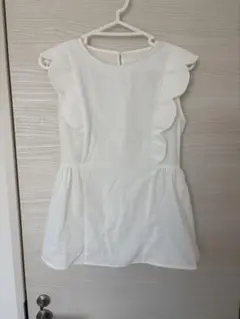 ホワイト スカラップフリル トップス