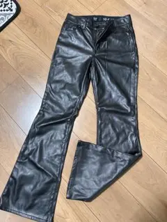 黒 レザー風　フレアパンツ