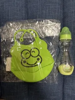 【新品】けろけろけろっぴ 哺乳瓶　シリコンエプロン　セットのサムネイル