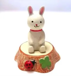 兔子陶器擺飾 附樹樁底座
