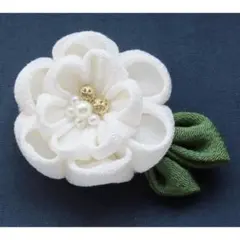 白いつまみ細工のヘアクリップ