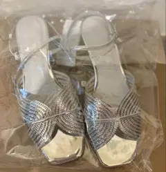激安❤️新品タグ付き❤️アーバンリサーチ　メタリックサンダル