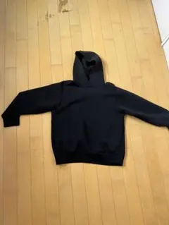 黒のフード付きパーカー