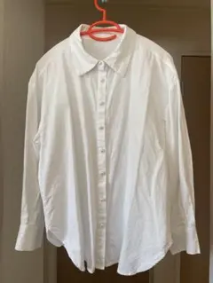 ホワイト長袖シャツ パール調ボタン