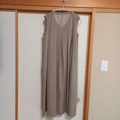 ベージュ Vネック ノースリーブ ワンピース