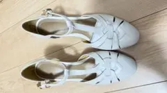 ホワイト ストラップ付き パンプス