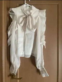 Chicoシアー素材 ボウタイフリルブラウス 肩開きデザイン　夏服　リボンのサムネイル