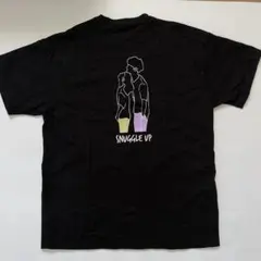 【バックイラスト】モノマートSNUGGLE UP プリント Tシャツ ブラックのサムネイル