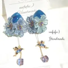 ブルーバードが羽ばたく　スワロフスキーのレースフラワーの　ゆらゆらピアス