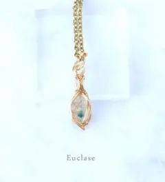 バイカラー ユークレース原石10金ペンダントトップ - メルカリ