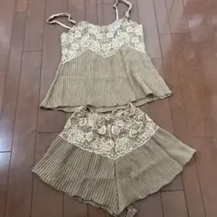 ベージュ レースキャミソールとフレアパンツセット