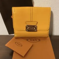 ☆開店セール☆ 新品未使用 美品 トッズ レザー ロゴプレート 折り財布のサムネイル