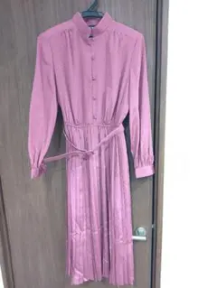 ドット柄プリーツワンピース　レトロ　ピンク