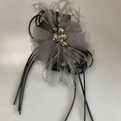 エレガント グレーブローチ フラワーデザイン