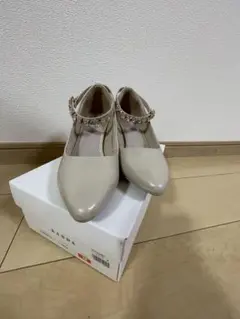 RANDA ベージュ ビジュー付きパンプス