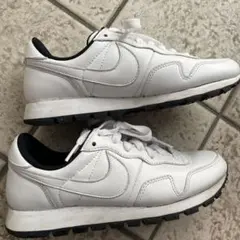 NIKE シューズ　白　22.5