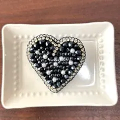 ビーズ刺繍ブローチ　ブラックハート