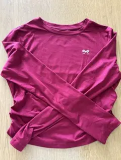 マゼンタ色長袖Tシャツ リボン刺繍付き
