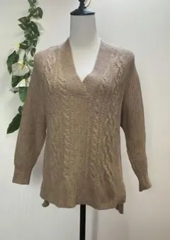 INDIVI　インディヴィ　濃いめベージュ　Vネック　厚手　長袖セーター