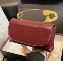 安全ピンモチーフ チェーンショルダーバッグ ボルドー