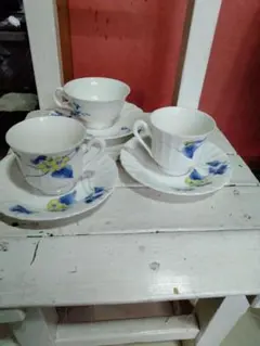 ノリタケ　スタジオコレクション　青い花のティーカップとソーサー 3個セット