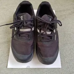 on ブラック スニーカー