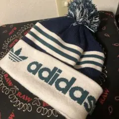 adidas ポンポン付きビーニー