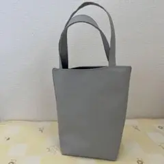 グレーの合成皮革トートバッグ　（内側ネイビー）