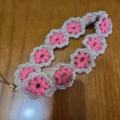 花模様の編みストラップ