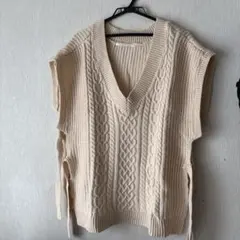 アイボリー Vネック ケーブル編み ニットベスト