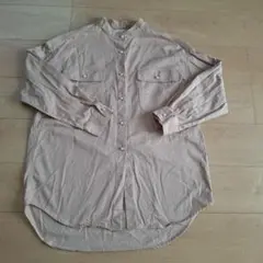 ベージュ 長袖シャツ パールボタン付き