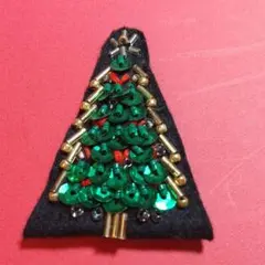 クリスマスツリーのブローチ