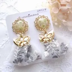 刺繍リボンと花のチャームのイヤリング ホワイトグレー