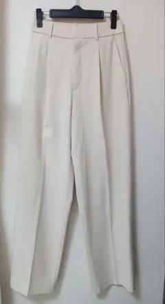 ユニクロ　タックワイド センタープレスパンツ 丈長め ナチュラル Sサイズ