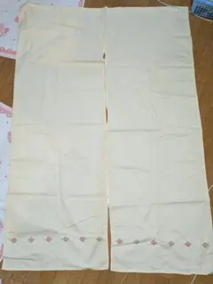 クリーム色の刺繍付きのれん