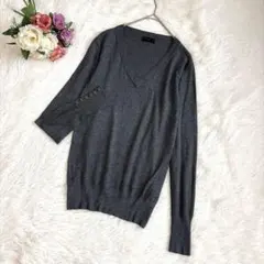 アパートバイローリーズ（M）Vネック 薄手ニット チャコールグレー 袖ボタン