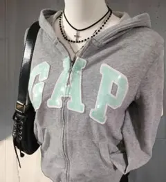 Y2K 00s GAP ジップパーカー グレー 刺繍ロゴ デカロゴ 短丈