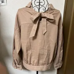 ピンクベージュの背中リボンジャケット