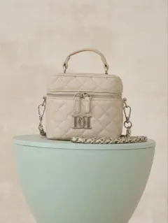 【新品未使用】❤️ダーリッチ❤️キルティングスクエアミニバッグ（ＢＥＩＧＥ）シルバー