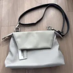 ear PAPILLONNER樹脂パーツ付きホワイトグレーショルダーバッグ