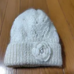 クリーム色 ニット帽 花モチーフ付き