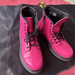 Dr. Martens ピンク レースアップブーツ サイドジップのサムネイル