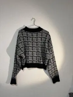 黒と白のチェック柄クロップドニットセーター