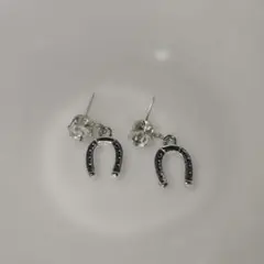 馬蹄型クリスタルスタッドピアス